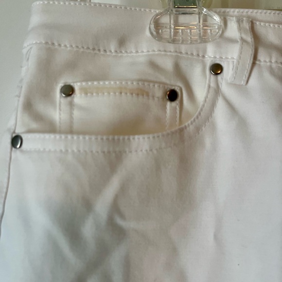 Ruby Rd. White Capris - Picture 4 of 6